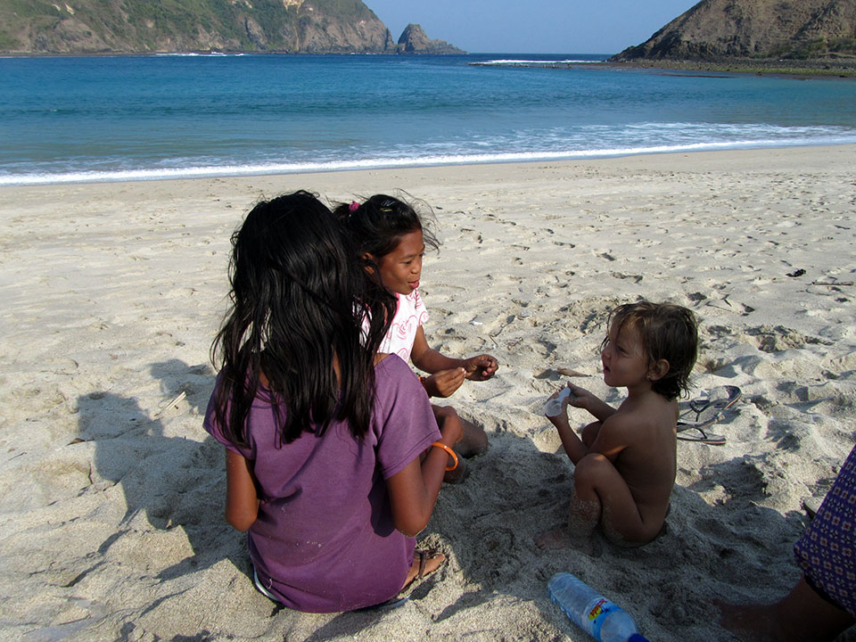 Noa con las niñas en Mawun beach, Indonesia