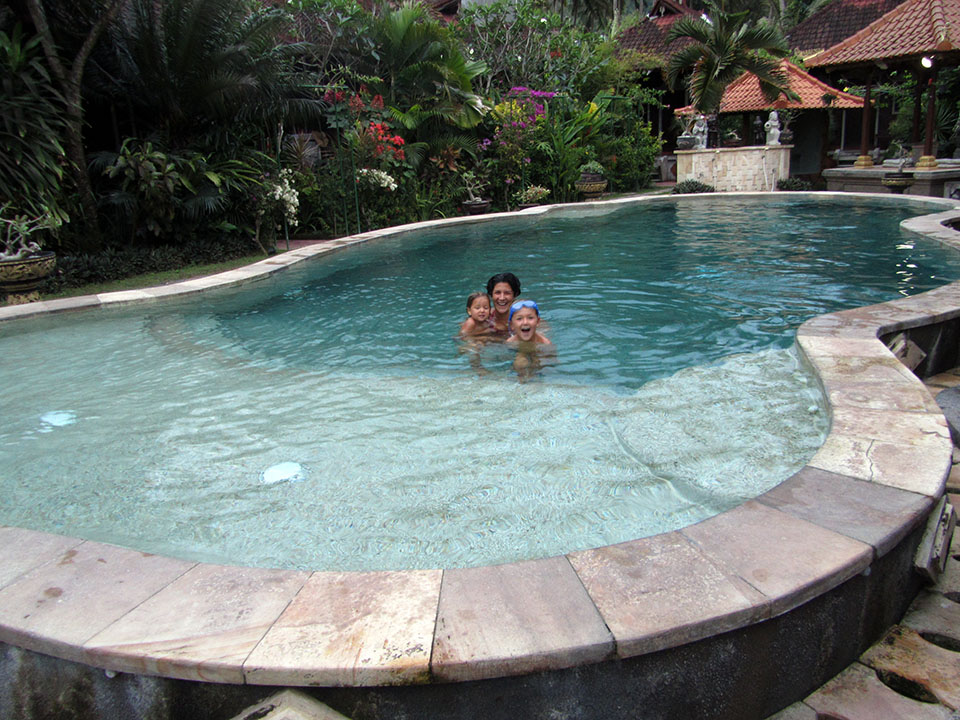 Piscina del hotel Padangbai beach resort en Bali, Indonesia