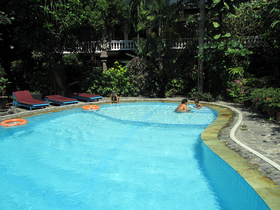 Piscina del hotel Simpang en Bali, Indonesia