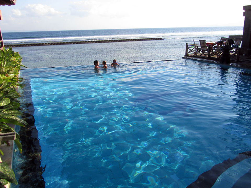 Piscina del hotel en Candidasa, Bali