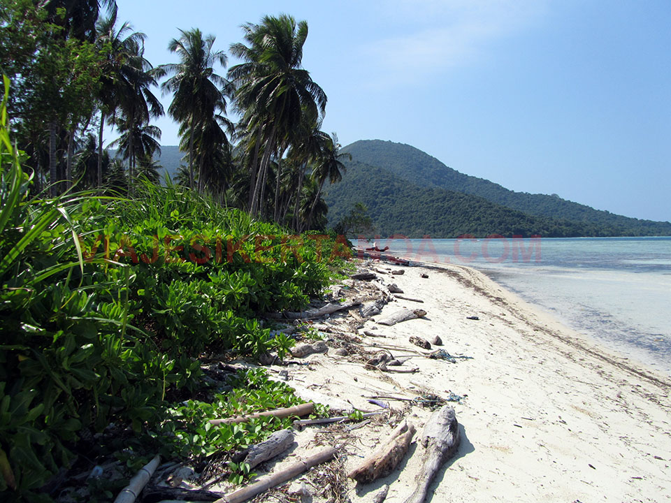 Preciosa playa en las islas Karimunjawa, Indonesia