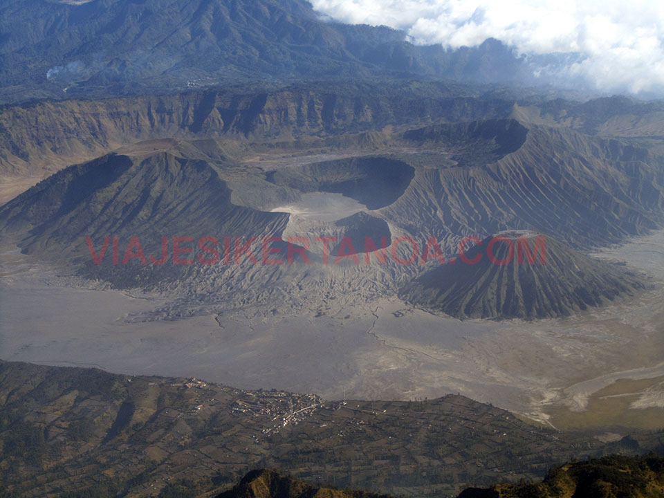 Volcán Bromo desde el aire en Indonesia