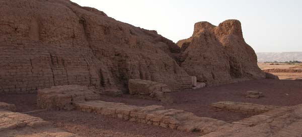 Vista general de una mastaba de Qila el Dabba
